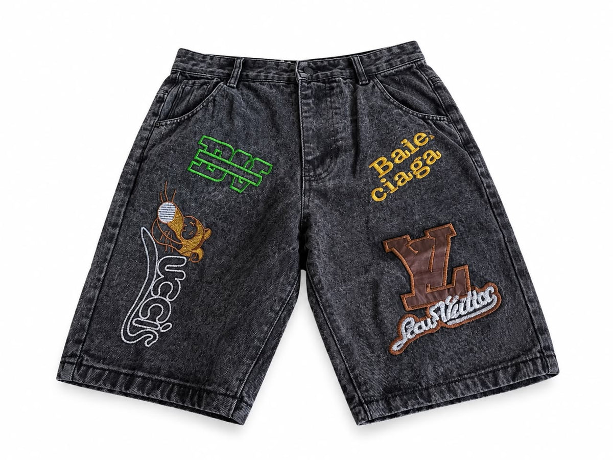 Short en jean noir délavé avec patchs brodés colorés