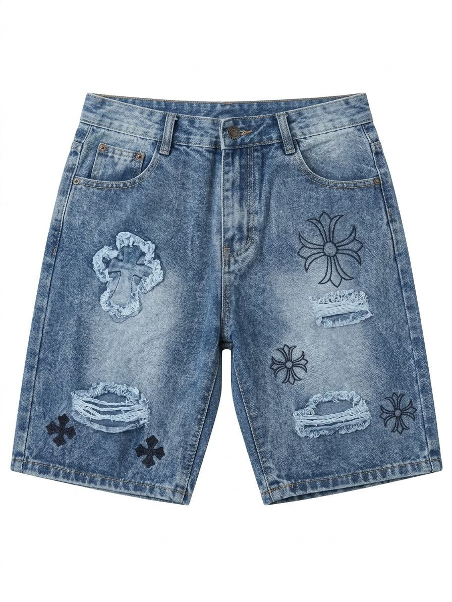 Short en jean bleu clair avec patchs effrangés et croix gothiques